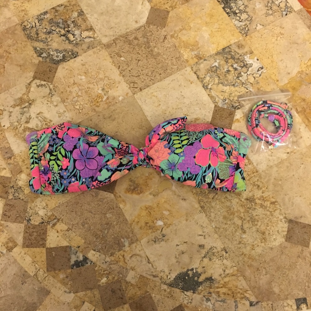 Victoria’s Secret swim top. Size S